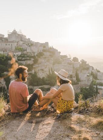 Week-end sur la route des plus beaux villages du Luberon Le massif du Luberon est un lieu comme il en existe peu en France, mêlant avec douceur les teintes ocres du paysage, aux pierres centenaires des bâtisses. Si vous avez le goût des traditions et l’envie de mieux connaître la culture provençale, faites le tour des villages perchés du Luberon et découvrez les nombreux châteaux médiévaux. Promenez-vous dans les ruelles pittoresques, pour admirer l’artisanat local et mettez la main à la pâte ! Le Luberon e