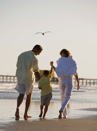 dossier à la plage les pieds dans l'eau